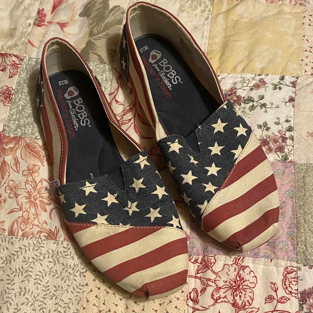 Bobs from Skechers Navy and Cream Star Loafers size 10